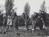 1948-23-iv-grupa-pracujaca-przy-kopaniu-trawnikow-ul-3-maja-przodownicy-pracy-dziuniek-i-cyganka