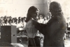 1979-zakonczenie-roku-dyrektor-szkoly-przypina-zlota-tarcze-marioli-cichacz