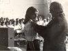 1979-zakonczenie-roku-dyrektor-szkoly-przypina-zlota-tarcze-marioli-cichacz