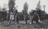 1948-23-iv-grupa-pracujaca-przy-kopaniu-trawnikow-ul-3-maja-przodownicy-pracy-dziuniek-i-cyganka