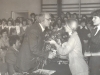 1978-zakonczenie-roku-szkolnego-dyrektor-h-kierszka-przyjmuje-zyczenia-i-kwiaty